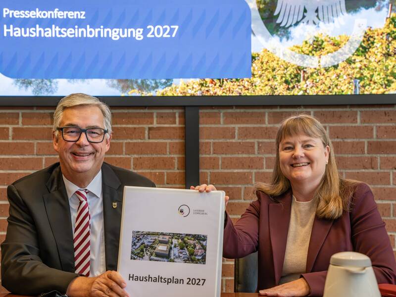 Landrat Dietmar Allgaier und Finanzdezernentin Bettina Beck bei der Pressekonferenz zur Einbringung des Haushaltsplans 