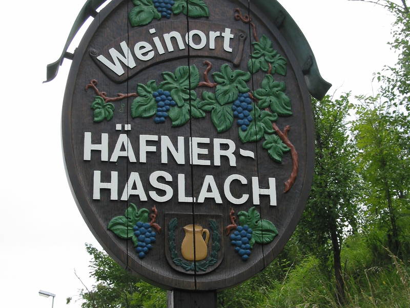 Ortseingangstafel zum Weinort Häfnerhaslach