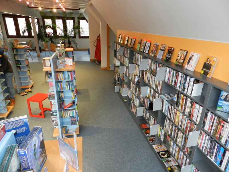 Die Medienabteilung (DVDs) der Stadtbücherei