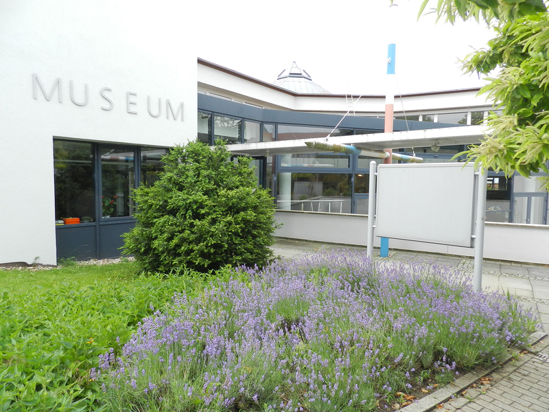 Außenansicht Museum mit Infotafel und Lavendel im Vordergrund