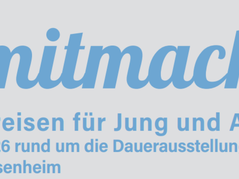 Ein Schriftzug in hellblauer Farbe lädt mit "Bitte mitmachen!!" und Informationen über das Jahresprogramm 2026 des Stadtmuseums Sachsenheim zu spannenden Zeitreisen für Jung und Alt ein.