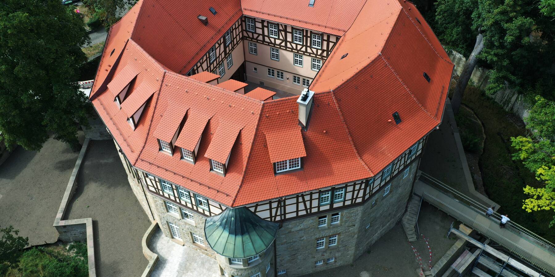 Blick von oben auf den runden Bau des Wasserschlosses