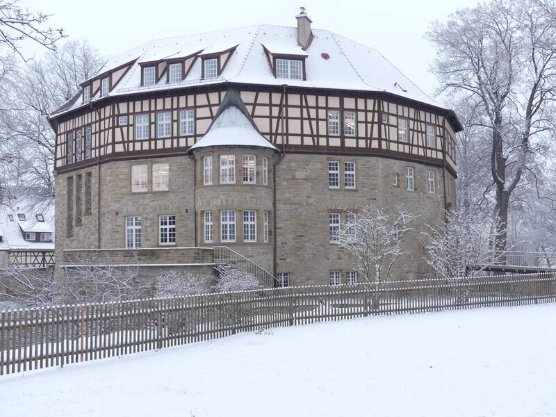 Wasserschloss im Winter mit Schnee