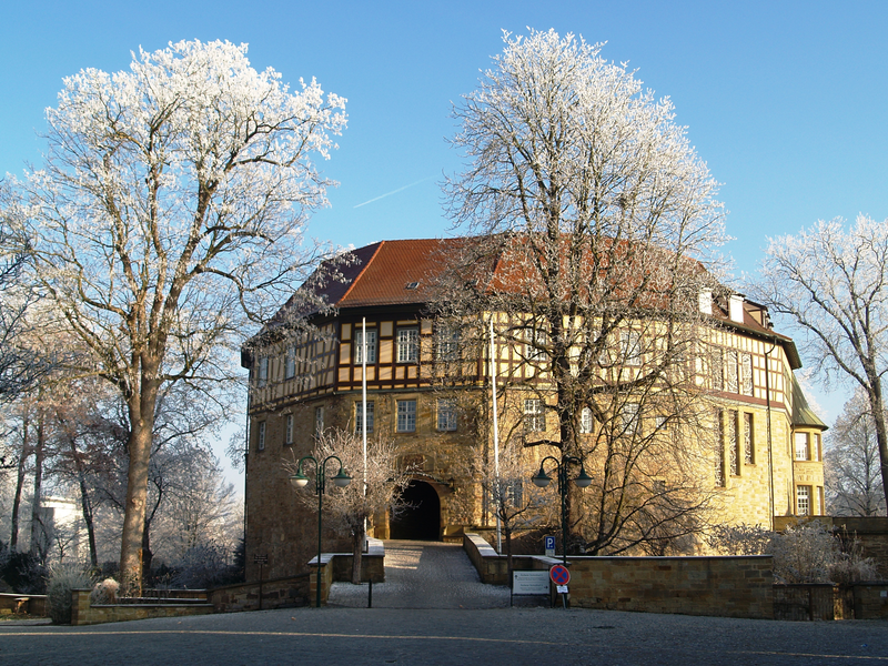 Wasserschloss in der Frontansicht im Winter