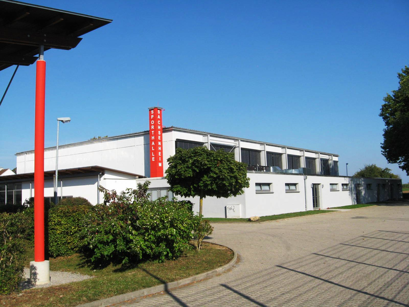 Außenansicht der Sporthalle Großsachsenheim, ein großes weißes Gebäude.