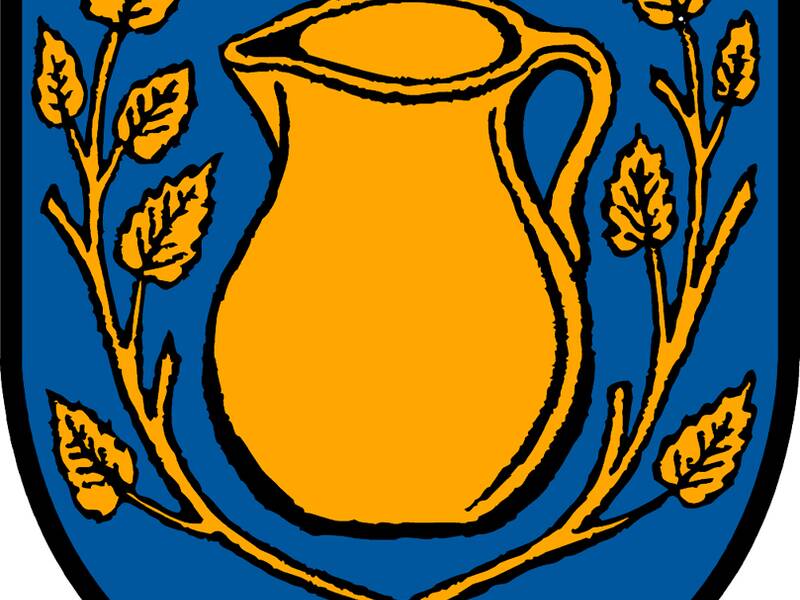 Ein Wappen mit einem gelben Krug in der Mitte, umgeben von zwei gekreuzten Zweigen mit Blättern auf blauem Hintergrund.