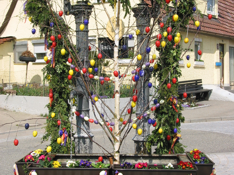Der Badbrunnen in Häfnerhaslach geschmückt mit Ostereiern