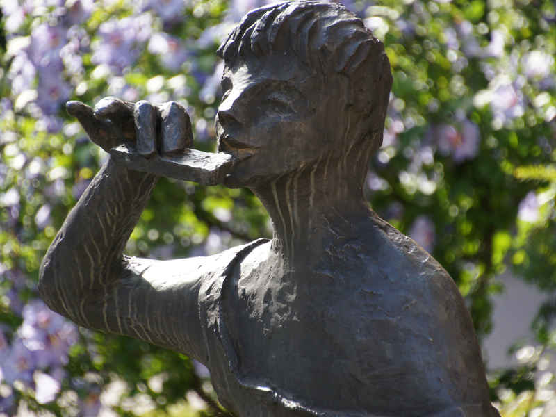 Bronzestatue mit Mundharmonika 