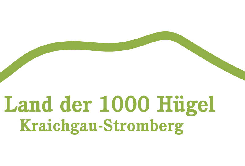 Ein grünes, geschwungenes Linien-Logo über dem Text "Land der 1000 Hügel Kraichgau-Stromberg".