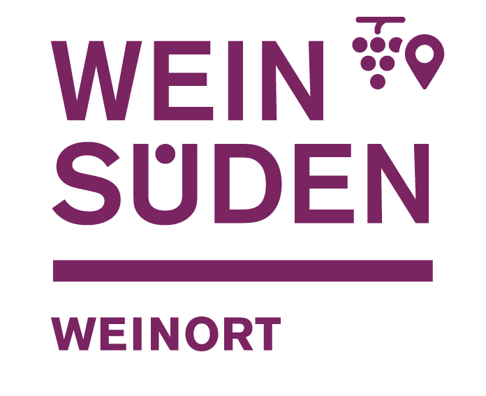 Das Bild zeigt ein Logo mit der Aufschrift "Wein Süden Weinort" in lila Schrift, begleitet von einem Traubensymbol und einem Standortmarker.