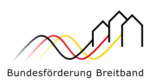 Das Logo zeigt stilisierte Häuser und Wellen in den Farben Schwarz, Rot und Gelb, mit der Aufschrift "Bundesförderung Breitband" darunter.