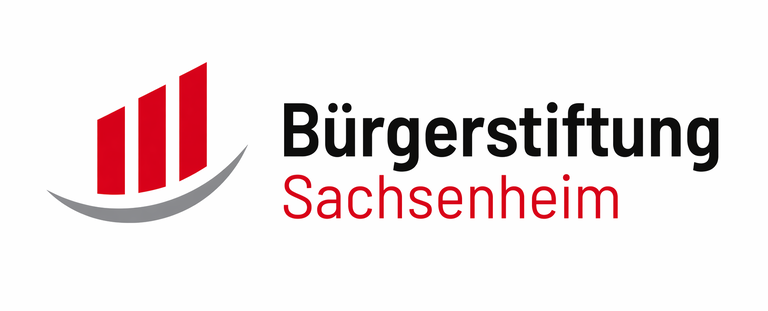 Das Bild zeigt das Logo der Bürgerstiftung Sachsenheim mit drei roten Balken und einer grauen Kurve links, neben dem Schriftzug "Bürgerstiftung Sachsenheim" in schwarzen und roten Buchstaben.