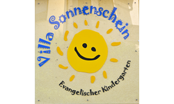 Das Bild zeigt ein gelbes Sonnensymbol mit einem lächelnden Gesicht und den Schriftzügen "Villa Sonnenschein" und "Evangelischer Kindergarten".