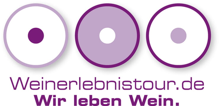 Drei Kreise in verschiedenen Lila-Tönen sind oberhalb des Schriftzugs "Weinerlebnisstour.de Wir leben Wein." dargestellt.