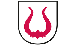 Ein Wappen mit weißem Hintergrund zeigt ein stilisiertes, rotes Stierhorn, das nach oben gebogen ist.