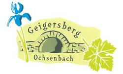 Schriftzug Geigersberg Ochsenbach, Abbildung eines Tunnels, rechts ein Weinblatt, links eine blaue Lilie