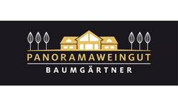 Das Logo zeigt ein stilisiertes gelbes Gebäude mit Baumreihen auf beiden Seiten und den Schriftzügen "Panoramaweingut" und "Baumgärtner" auf schwarzem Hintergrund.