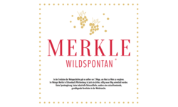 Das Bild zeigt das Logo von "Merkle Wildspontan" mit roten Buchstaben und kleinen Traubenmotiven auf weißem Hintergrund, umrahmt von einem Punktmuster, sowie einem erklärenden Text zur Weinproduktion.