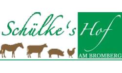 Das Bild zeigt das Logo von "Schülke's Hof am Bromberg" mit Silhouetten eines Pferdes, einer Kuh, eines Schweins und eines Huhns.