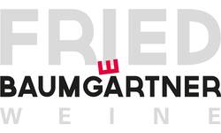 Das Bild zeigt das Logo von "Baumgartner Weine" mit dem Wort "FRIED" in großen, grauen Buchstaben darüber und einem roten stilisierten "E".