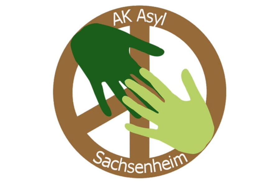 Das Bild zeigt das Logo des "AK Asyl Sachsenheim", bestehend aus einem braunen Peace-Zeichen im Hintergrund und zwei übereinander gelegten Händen in unterschiedlichen Grüntönen im Vordergrund.