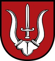 Ein rotes Wappen mit einem Schwert in der Mitte, flankiert von zwei weißen Büffelhörnern.