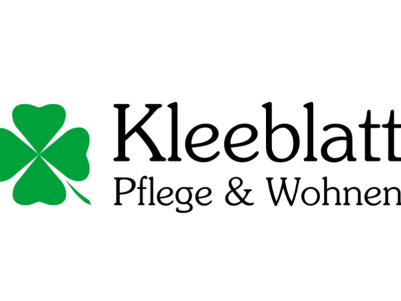 Das Bild zeigt ein Logo mit einem grünen Kleeblatt und den Worten "Kleeblatt Pflege & Wohnen".