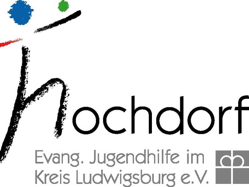 Schriftzug Hochdorf, ev. Jugendhilfe im Kreis Ludwigsburg, Stilisierter Buchstabe H in Form einer bunten Figur, rechts unten Zeichen der Diakonie
