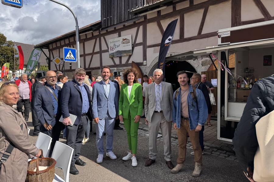 Mehrere Personen eröffnen den Naturparkmarkt in Ochsenbach an einem schönen Sonnentag