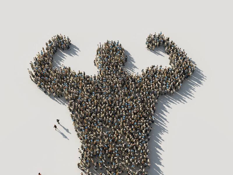 Eine große Menschenmenge formt die Silhouette eines muskulösen Körperbauers mit erhobenen Armen auf weißem Hintergrund.