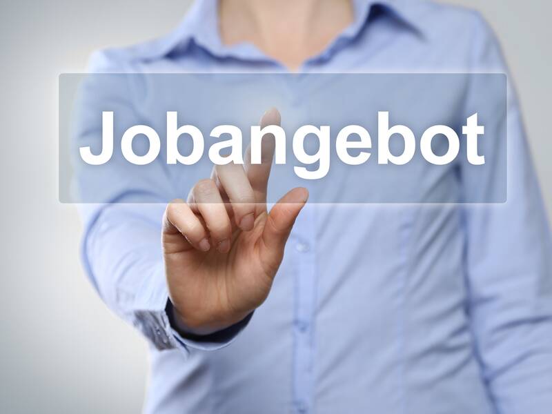 Eine Person in einem blauen Hemd drückt auf ein transparentes Panel mit der Aufschrift "Jobangebot".
