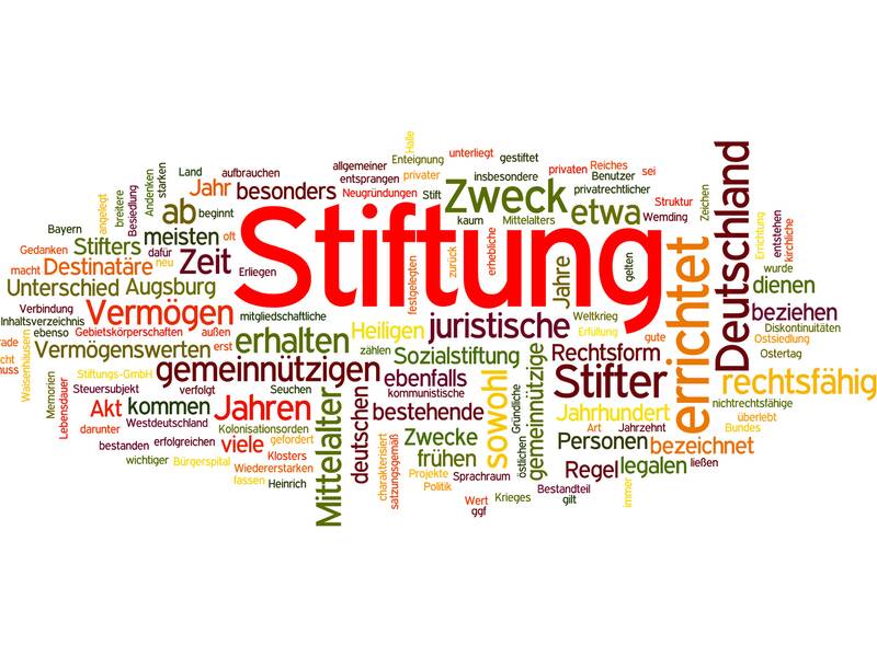 In diesem Bild ist eine Wortwolke zu sehen, in der das Wort "Stiftung" besonders hervorgehoben ist, umgeben von zahlreichen verwandten Begriffen in verschiedenen Farben und Schriftgrößen.