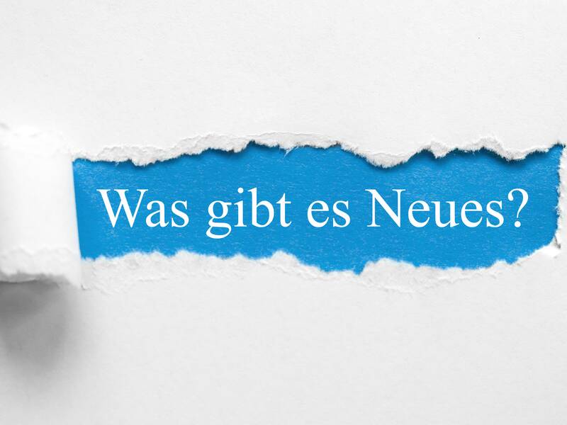 Aufgerissenes Blatt mit blauem Text