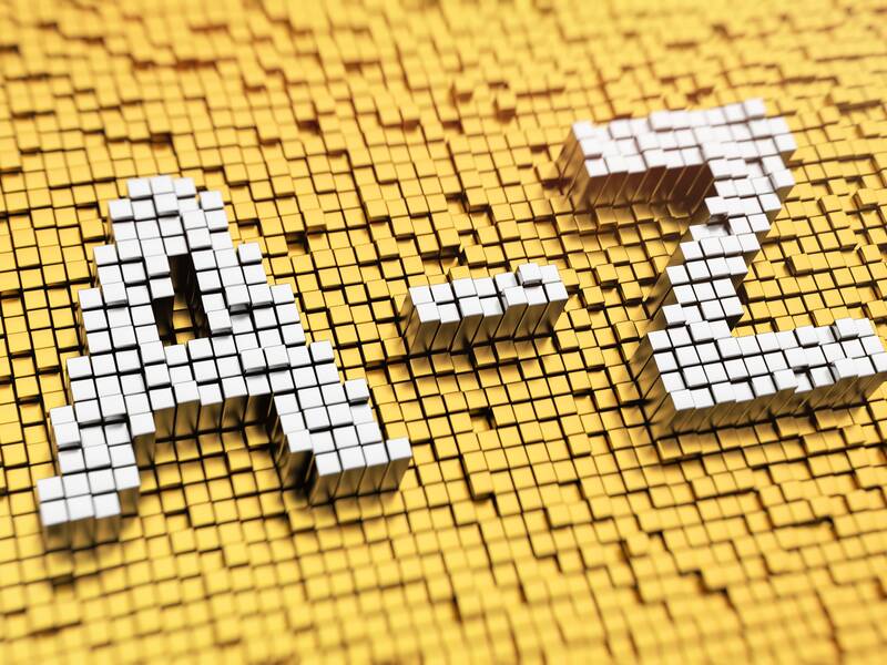 Das Bild zeigt weiße 3D-Würfel, die die Buchstaben "A-Z" auf einem Hintergrund aus gelben, kleineren Würfeln formen.