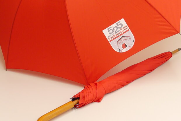 Der hochwertige rote Schirm wird zum Preis von 18 Euro verkauft.