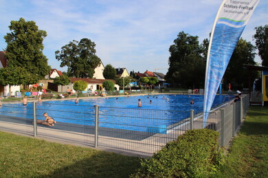 Start der Badesaison im Schloss-Freibad