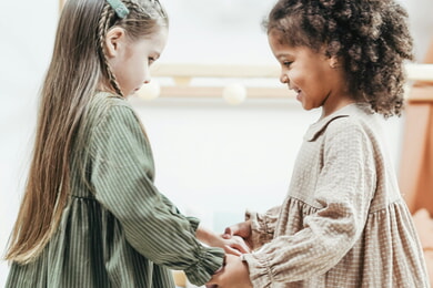 Für Kinder ab 4 Jahren: Singen, Tanzen und Basteln rund um den Frühling