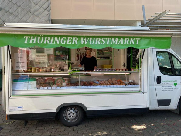 Stand vom Thüringer Wurstmarkt auf dem Wochenmarkt in Sachsenheim