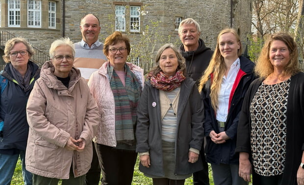 Paten v.l.n.r Regina Kuphal, Brigitte Ataman, Patrick Schneider (Projektkoordinator), Gerda Tauber, Martha Albinger (Begleiterin), Dieter Beurer, Miriam Wehner (DRK-Begleiterin), Daniela Schneider